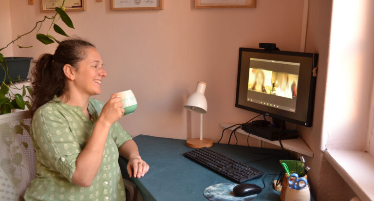 Écran avec deux personnes en visio, lors d'une consultation burnout à distance