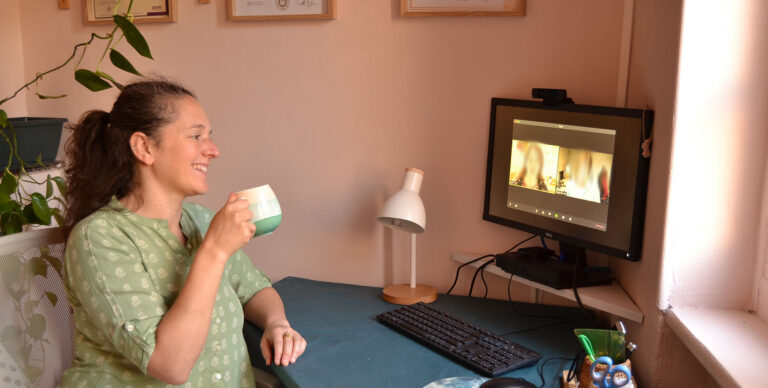 Consultation ayurvédique en ligne. Écran avec deux personnes en visio, lors d'une consultation burnout à distance. Consult an ayurvedic practitioner online.