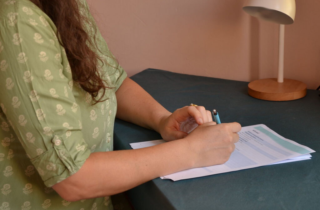 Praticienne en médecine douce prend des notes pendant une consultation naturopathie ayurvédique