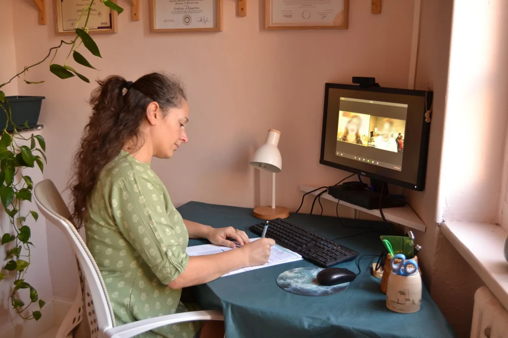 Écran avec deux personnes en visio, lors d'une consultation ayurvédique en ligne