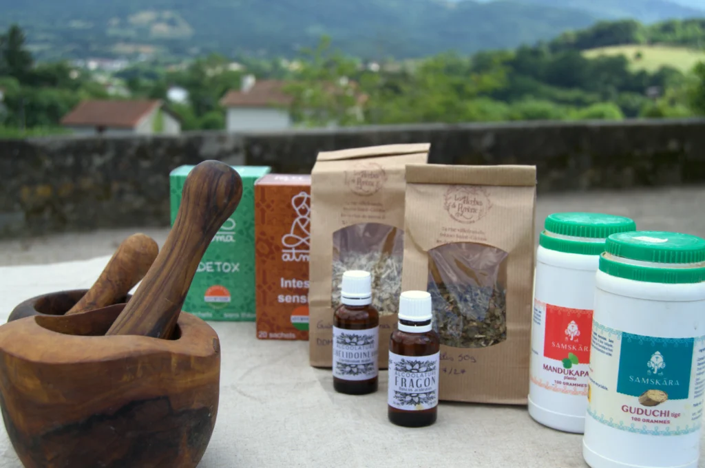 Des plantes traditionnelles en différents formats (sachets Les herbes de Pyrène, boites Samskara, tisanes AtmaBio) et deux mortiers