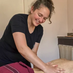 La praticienne masse le dos d'un client