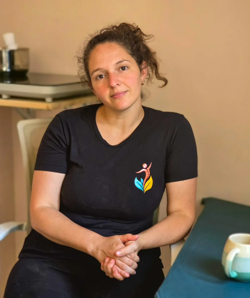 Praticienne en Ayurveda assise à son bureau